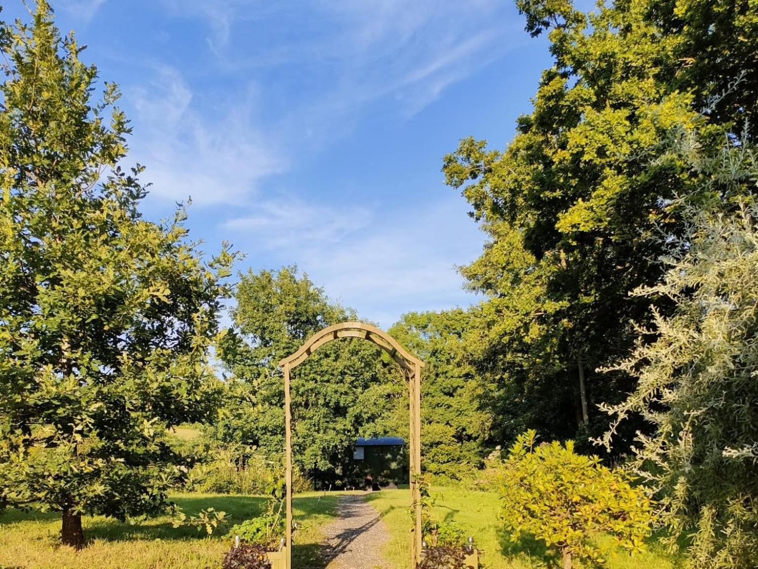 Charming Tranquil Shepherds Hut With Lakeside Balcony 'Roach' Uckfield Exterior foto